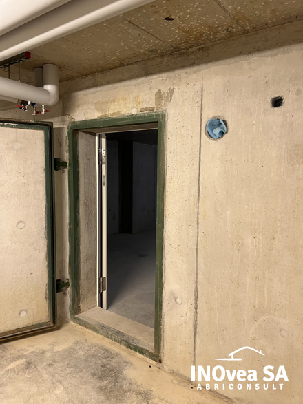 Porte blindée à l'entrée d'un abri Porte blindée à l'entrée d'un abri